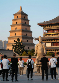 图片超现实写真钟楼、兵马俑、大雁塔，人群欣赏提示词